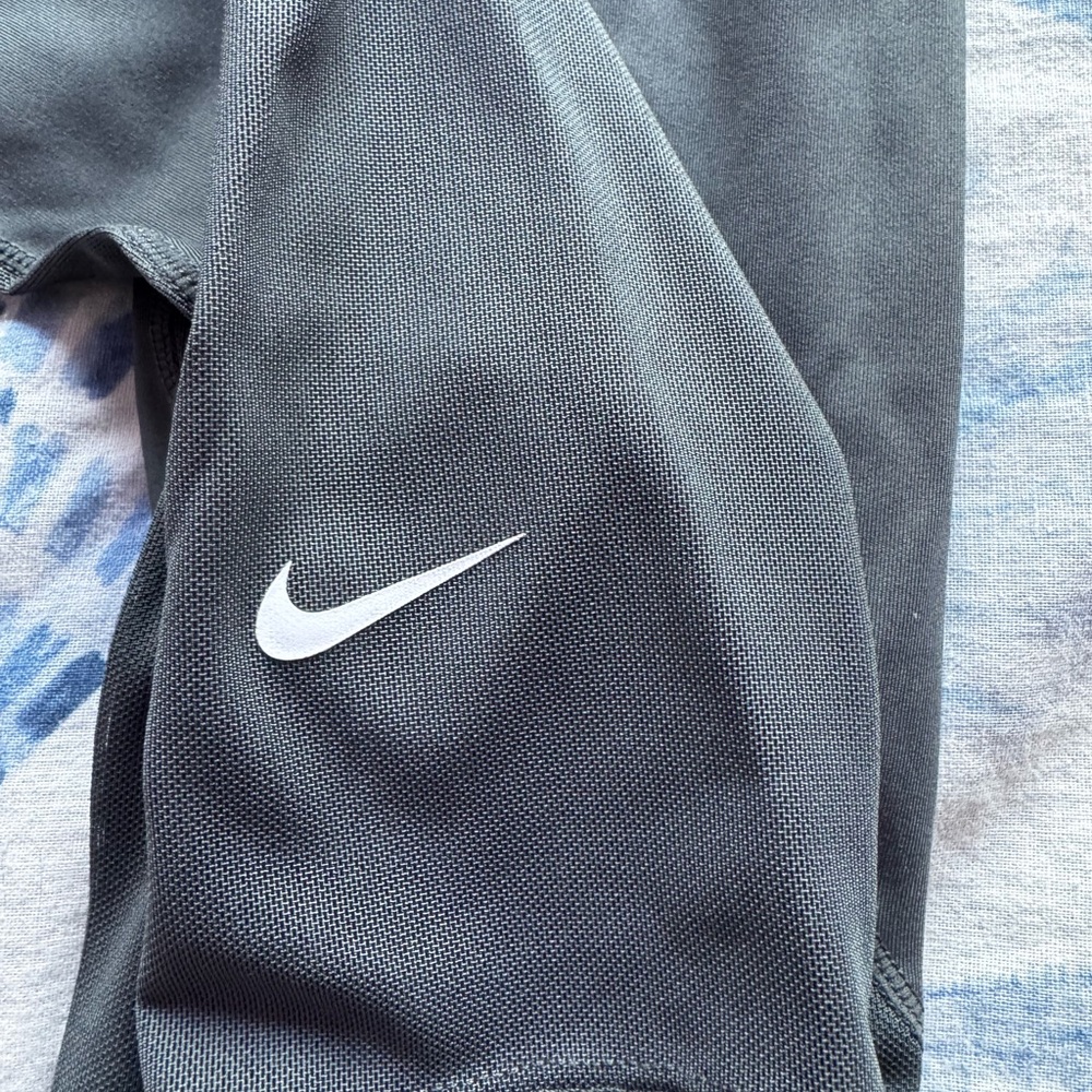 Nike Gray Performance Leggings Moisture-Wicking Athletic Wear